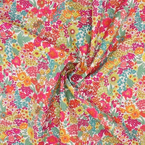 Könnte beinhalten: Ein lebendiger Blumenstoff mit einem dichten Muster aus bunten Blumen in Rosa, Orange, Gelb und Türkis. Der Stoff ist dicht gewebt, mit weißem Hintergrund und eignet sich für verschiedene Nähprojekte.