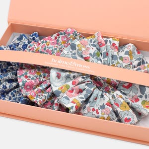Scatola regalo con elastico Liberty Print, set da tre, collezione Ditsy Florals, grande o media