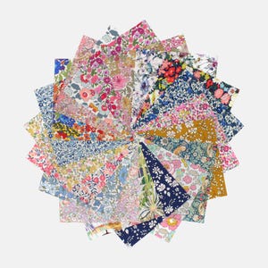 Carrés à breloques en coton Tana Lawn™ Liberty Fabrics - Carrés de matelassage prédécoupés de 5 po. - Lot de 20 imprimés Liberty