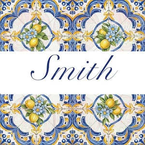 Peut inclure: Motif de carreaux décoratifs avec un motif répétitif bleu, jaune et blanc. Le motif comprend des citrons et des fleurs bleues. Le mot "Smith" est écrit en script bleu marine au centre de l'image.