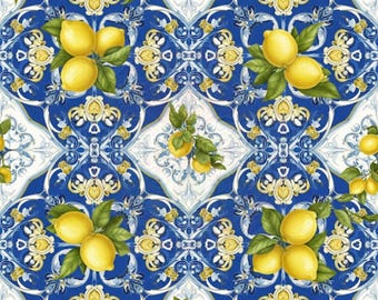 Op de afbeelding: Een naadloos patroon met herhalende gele citroenen en groene bladeren op een blauw-witte achtergrond. Het patroon heeft een tegelachtig uiterlijk met sierlijke bloemen en geometrische elementen.