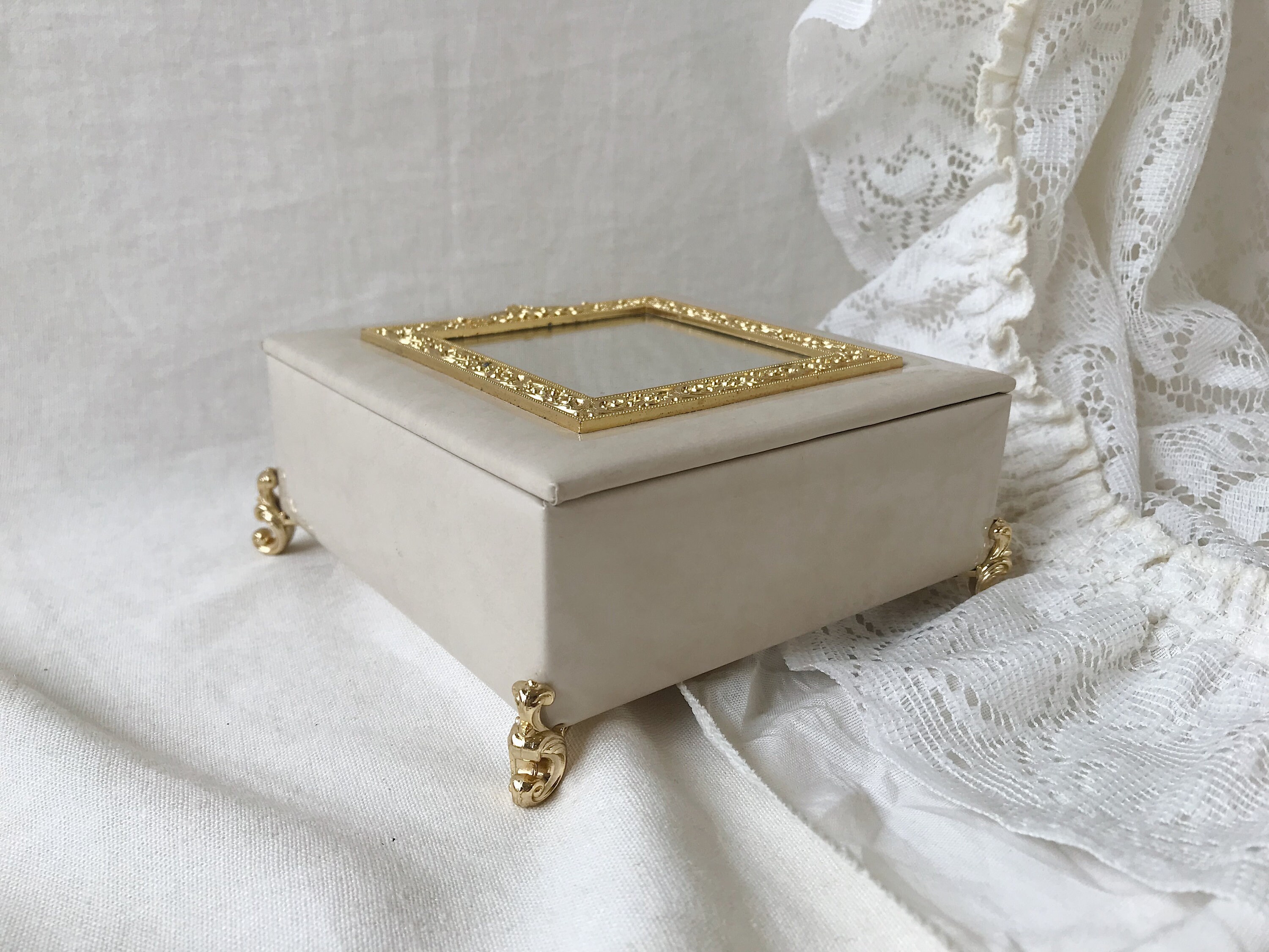Vintage Shiseido Beige Faux Leather Jewelry/makeup Box With