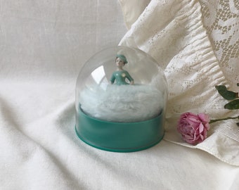 Vintage Shiseido Murasaki perfumado baño polvo caja de plástico con porcelana muñeca polvo puff, Shiseido Japón, caja de polvo de tocador