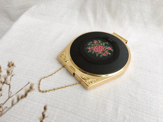Beautiful Vintage Gold Tone Metal Purse Compact Mi