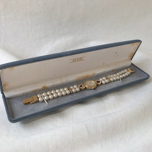 Vintage AVON Gold Tone Metal And Faux Pearl Women Bracelet Watch, Made in Japan, Quartz Movement, Vintage Ladies Watch