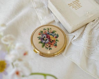 Vintage Framus Vienna Powder Compact, Gold Tone Floral Petit Point, kosmetyczka
