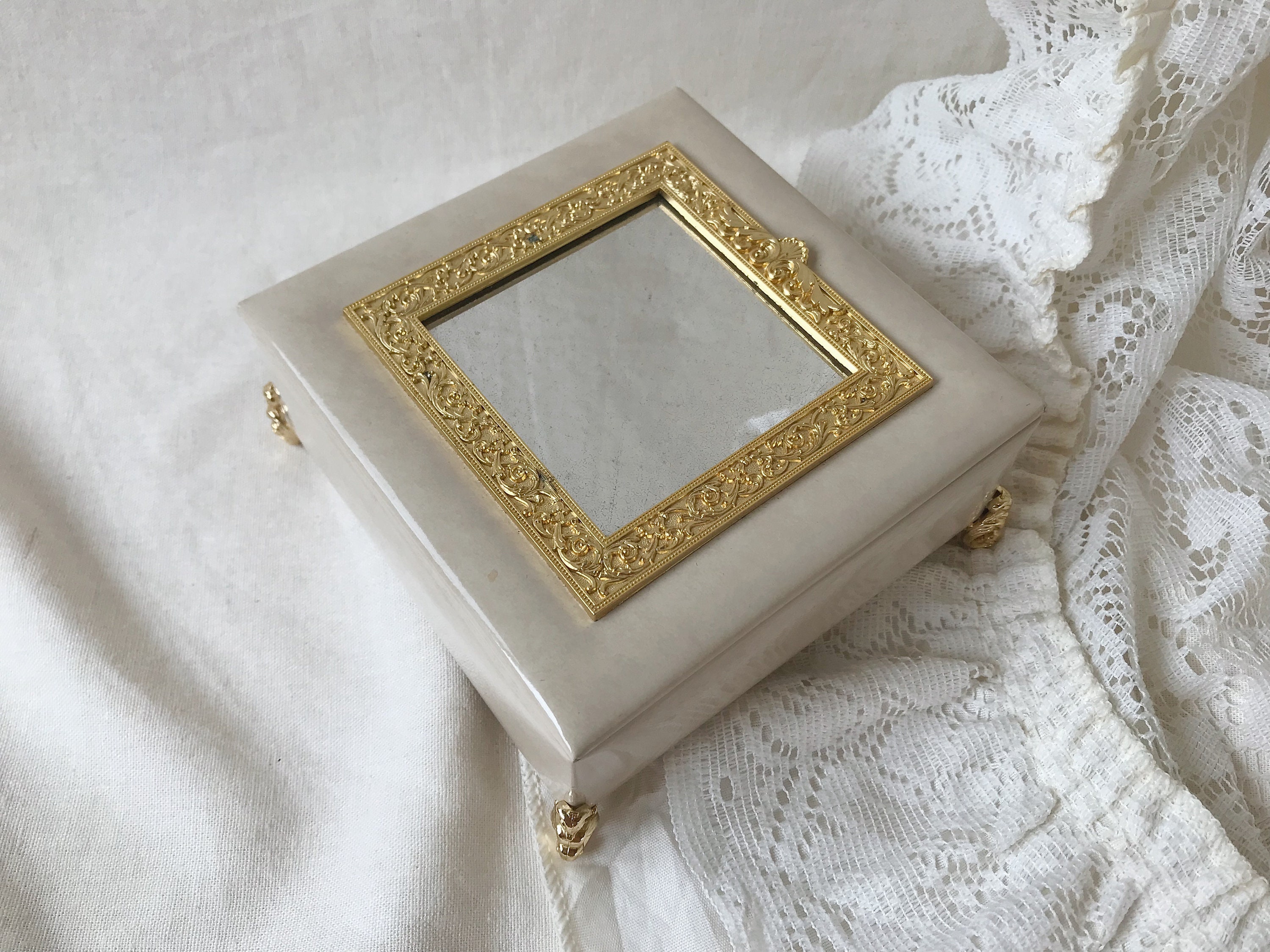 Vintage Shiseido Beige Faux Leather Jewelry/makeup Box With
