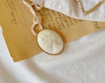Pendentif Nina Ricci Camée Porte-parfum – Couleur Or Blanc – Occasion Très Bon état – Bijou Fantaisie