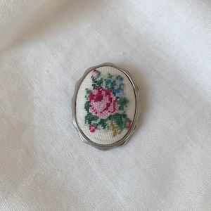 ヴィンテージ フローラル プチポイント オーバル ブローチ/ペンダント、刺繍ブローチ、ヴィンテージ ブローチ、傘ブローチ、ニードルポイント ブローチ、コレクター向けブローチ