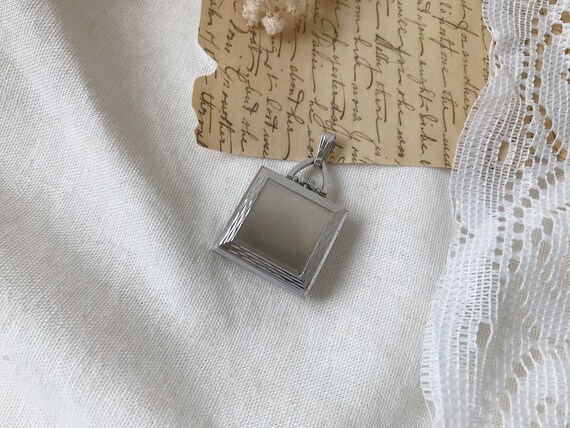 Buy Vintage Chandler Silver Tone Pendant Watch, 17 Jewels  display picture 1