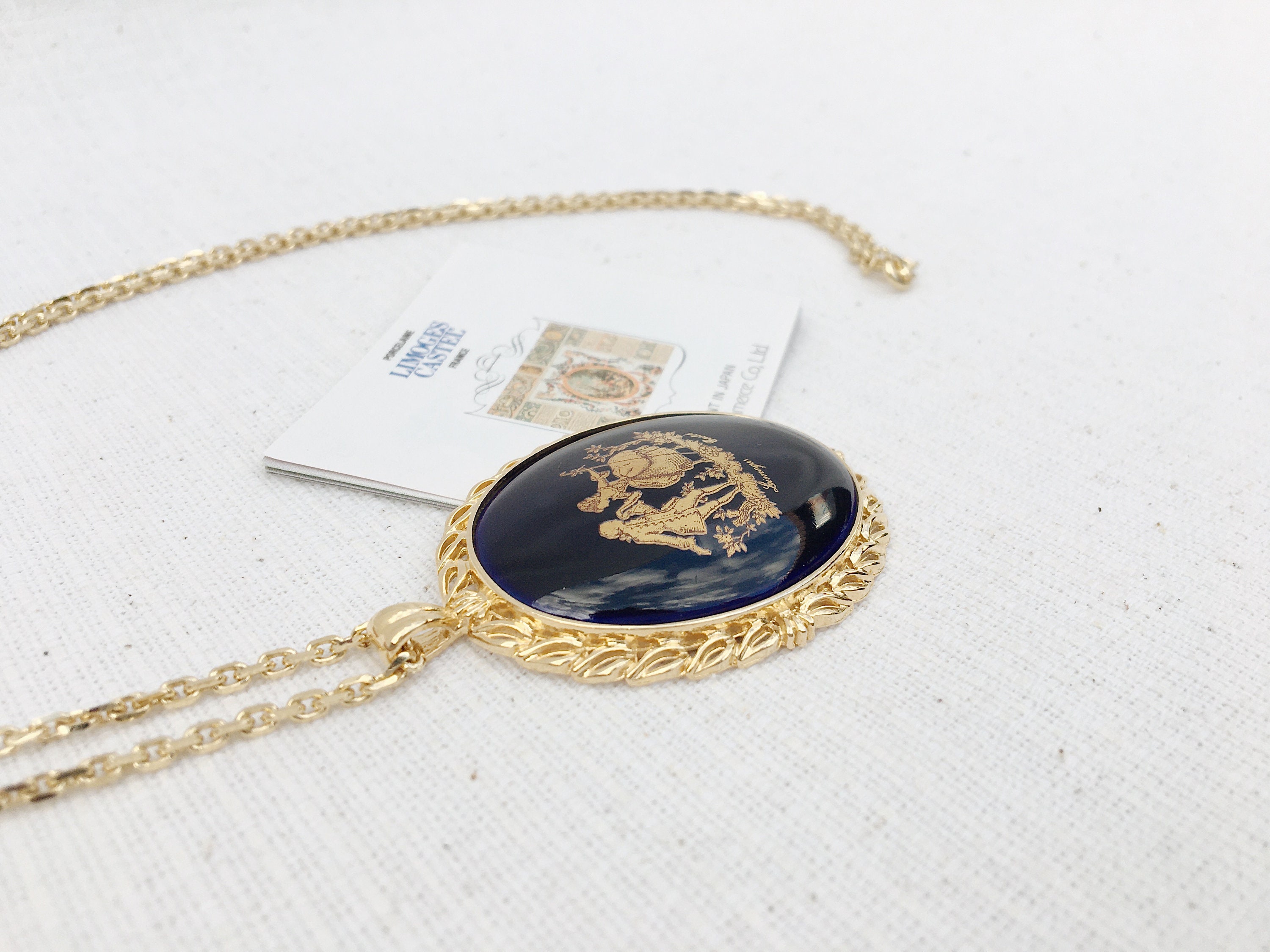 Pendentif Vintage Laiton Doré Et Porcelaine De Limoges - Scène Galante, Occasion