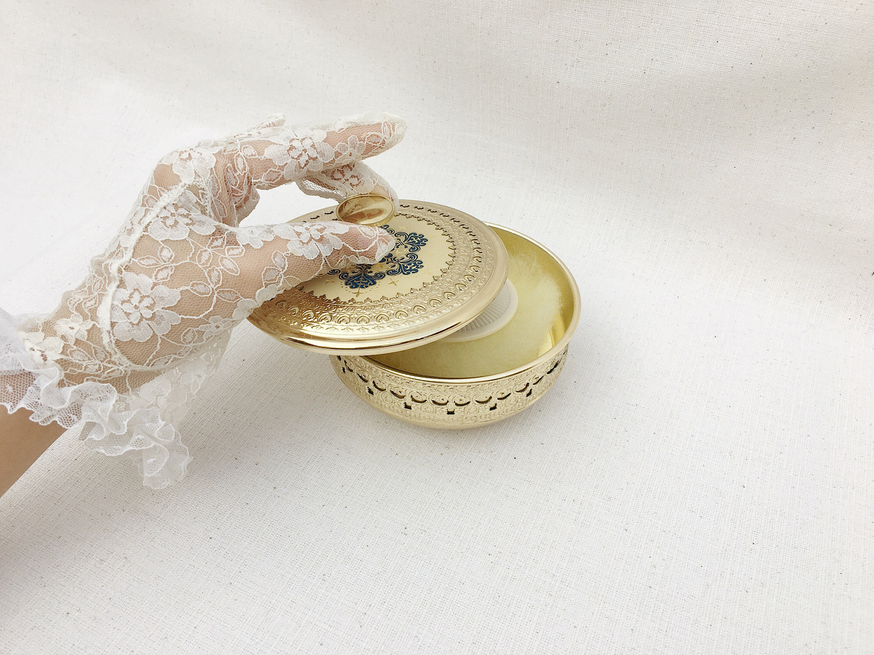 Vintage SHISEIDO Gold Tone Metal Powder/jewellery Box Vanity - Etsy