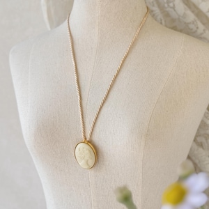 Vintage NINA RICCI Necklace With Faux Cameo Perfume Pendant, Collectible Perfume Pendant, Jewelry perfumer, Nina Ricci Jewelry