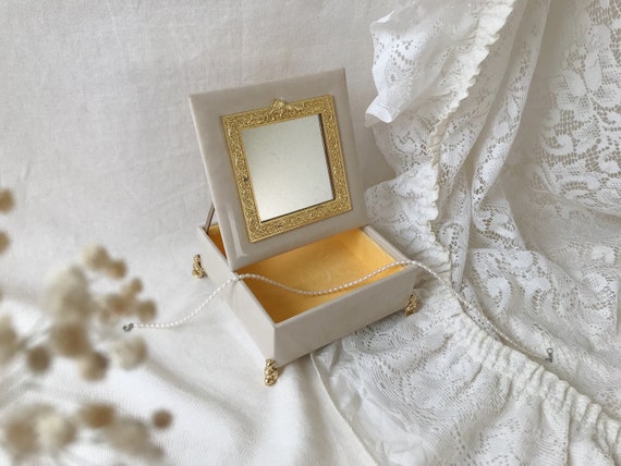 Vintage Shiseido Beige Faux Leather Jewelry/makeup Box With
