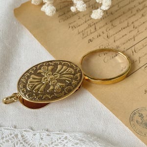 Vintage Gold Tone Metal Folding Magnifying Glass Pendant, Miniature Magnifying Pendant, Magnifying Lens Charm
