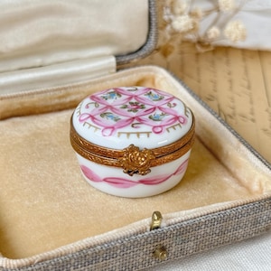 Vintage Limoges France Peint Main MH Porcelain Trinket Box /Pill Box With floral Hand Painted, Limoges Collectible Trinket Box, Keepsake Box