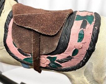 ヴィンテージ 手彫り 木製 ロッキングホース 革製サドル付き • 塗装