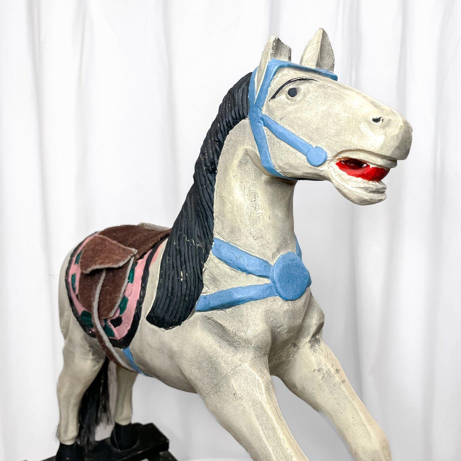 ヴィンテージ 手彫り 木製 ロッキングホース 革製サドル付き • 塗装