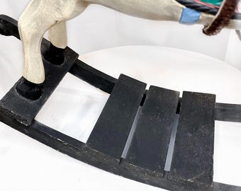 ヴィンテージ 手彫り 木製 ロッキングホース 革製サドル付き • 塗装