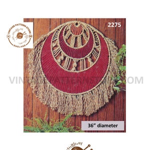 Può includere: Uno schema di arazzo da parete in macramè vintage con uno schema di colori rosso e beige. Lo schema è per un arazzo da parete grande, che misura 91,44 centimetri di diametro. Lo schema è di Vintage Pattern Store, Inghilterra.