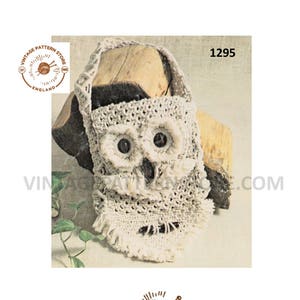 Peut inclure: Un sac en crochet en forme de hibou de couleur crème avec des franges et de grands yeux en bouton. Le sac est présenté sur une forme en bois. L'image comprend le texte "VINTAGE PATTERN STORE ENGLAND" et "Vintagepatternstore.com". Le numéro "1295" est également visible.