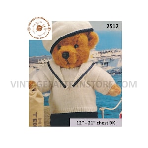Puede incluir: Un patrón de tejido vintage para un oso de peluche con un traje de marinero. El patrón es para un oso con una talla de pecho de 30 a 53 cm y utiliza hilo DK. El patrón es de Vintage Pattern Store, Inglaterra.