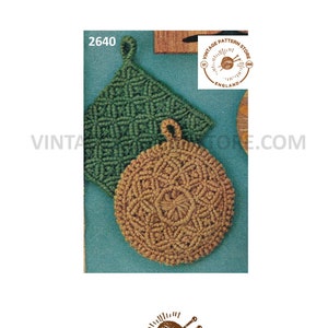 Op de afbeelding: Vintage haakpatroon voor twee pannenlappen, een vierkante en een ronde. De vierkante pannenlap is groen en de ronde pannenlap is bruin. Het patroon is van Vintage Pattern Store, Engeland.