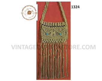 Puede incluir: Un bolso de macramé de color marrón claro con flecos en la parte inferior y cuentas azules. El bolso tiene una correa y está colgado de un fondo rojo. El número 1324 está impreso en negro encima del bolso.