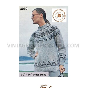 Puede incluir: Patrón de tejido vintage para un suéter gris y negro con un diseño geométrico. El patrón es para un pecho de 76-112 cm y se describe como "Bulky".