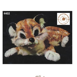 Puede incluir: Un patrón de costura vintage para un animal de peluche, que presenta un zorro marrón y blanco con ojos negros. El número del patrón es 4402. El patrón es de Vintage Pattern Store, Inglaterra.