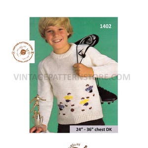 Puede incluir: Un patrón de tejido vintage para un suéter blanco con un diseño de jugador de fútbol. El suéter tiene cuello redondo y mangas largas. El patrón es para una talla de pecho de 61-91 cm. Incluye el texto "VINTAGE PATTERN STORE ENGLAND".