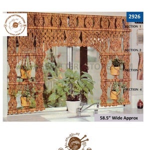 Puede incluir: Un patrón vintage de cenefa de ventana de macramé con instrucciones para hacer una cenefa de 148,5 cm de ancho. El patrón es de Vintage Pattern Store, Inglaterra.