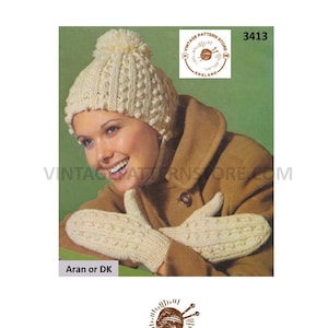 Op de afbeelding: Vintage breipatroon voor een witte gehaakte muts met een pompon en bijpassende wanten. Het patroon is voor Aran- of DK-garen. Het patroonnummer is 3413.