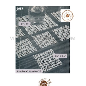 Op de afbeelding: Vintage haakpatroon voor een set vierkante onderzetters. Het patroon is voor een set van vier onderzetters, twee met een afmeting van 20,3 cm bij 20,3 cm en twee met een afmeting van 11,4 cm bij 11,4 cm. Het patroon is van Vintage Pattern Store, Engeland.