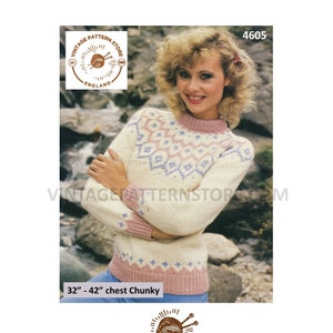 Op de afbeelding: Een vintage breipatroon voor een witte trui met een geometrisch ontwerp in roze, blauw en wit. Het patroon is voor een dikke gebreide trui en is geschikt voor een borstomvang van 81 tot 107 cm.