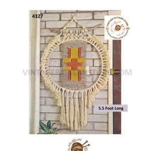 Op de afbeelding: Een vintage macramé wanddecoratiepatroon met een geometrisch ontwerp in oranje, geel en bruin. Het patroon is 1,68 meter lang en bevat instructies voor het maken van de wanddecoratie. Het patroon is van Vintage Pattern Store, Engeland.