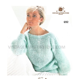 Può includere: Un modello di maglia vintage per un maglione blu chiaro con scollo ampio e maniche lunghe. Il modello è di Vintage Pattern Store England e ha il numero 692.
