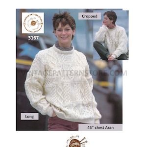 Könnte beinhalten: Ein Vintage-Strickmuster für einen weißen Aran-Pullover mit Zopfmuster. Das Muster ist für einen Brustumfang von 45 Zoll und enthält Anleitungen für einen Pullover in sowohl gekürzter als auch langer Länge.