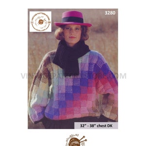 Könnte beinhalten: Eine Frau trägt einen bunten Patchwork-Pullover, einen schwarzen Schal und einen rosa Hut. Der Pullover hat ein Schachbrettmuster in Rosa-, Lila- und Blautönen. Der Text auf dem Bild lautet "32" - 38" chest DK" (81-97cm). Das Vintage Pattern Store Logo ist ebenfalls zu sehen.