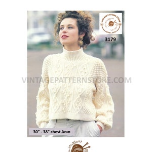 Könnte beinhalten: Ein weißer Strickpullover mit einem Zopfmuster. Der Pullover hat einen hohen Kragen und lange Ärmel. Der Pullover ist für einen Brustumfang von 76 bis 97 cm.