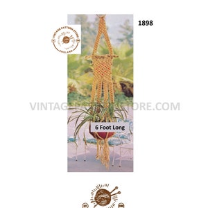 Puede incluir: Un patrón vintage de macramé para colgar plantas, con un diseño de 1,83 metros de largo, en un esquema de color marrón y blanco. El patrón es de Vintage Pattern Store, Inglaterra. El número de patrón es 1898.