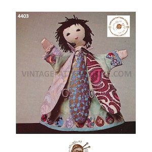 以下が含まれることがあります： 黒髪とネクタイをつけたカラフルなパッチワーク人形のヴィンテージ縫製パターン。パターンは、イギリスのヴィンテージパターンストア製です。