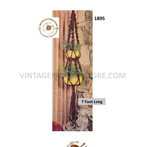 Op de afbeelding: Een bruine macramé plantenhanger met twee gele keramische potten en groene planten. De hanger is 2,13 meter lang. De afbeelding bevat de tekst "VINTAGE PATTERN STORE ENGLAND" en "1895".