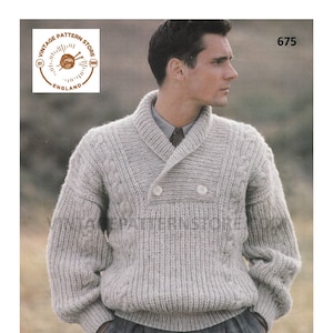 以下が含まれることがあります： ショールカラーとダブルブレストボタンが付いたグレーのニットセーター。セーターはケーブルニットのパターンです。画像には「Vintage Pattern Store England」と「675」のテキストが含まれています。