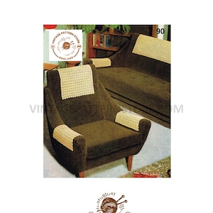 以下が含まれることがあります： アームレストカバーのヴィンテージクロシェパターン。パターンは、クロシェの肘掛けカバーが付いた茶色のソファとアームチェアを示しています。パターンの番号は90です。