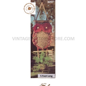 Op de afbeelding: Een vintage breipatroon voor een 1,5 meter lange uil wanddecoratie. Het patroon is van de Vintage Pattern Store in Engeland. De uil is gemaakt van bruin en rood garen.