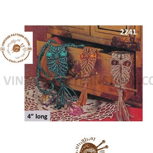 Peut inclure: Un modèle vintage pour crocheter trois ornements en forme de hibou. Les hiboux sont faits avec des perles et mesurent 10 cm de long. Le modèle est de Vintage Pattern Store, Angleterre.