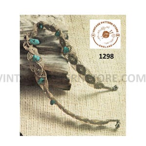 以下が含まれることがあります： ターコイズビーズが付いた茶色とベージュの マクラメブレスレット。ブレスレットは木製の表面の上に置かれています。ヴィンテージパターンストア イングランド 1298.