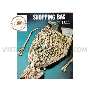 Peut inclure: Un modèle de tricot vintage pour un sac de courses en crochet. Le modèle est de Vintage Pattern Store, Angleterre, et est numéroté 1311.