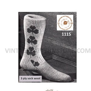 Puede incluir: Un calcetín gris tejido con un patrón de tréboles, de Vintage Pattern Store en Inglaterra. El calcetín está hecho con lana para calcetines de 3 capas. El número 1115 es visible en la imagen.